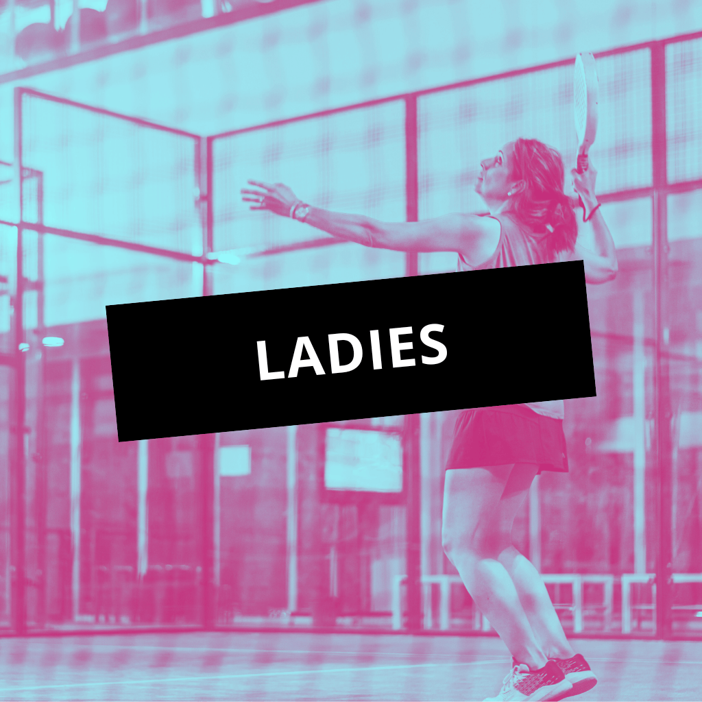 Une joueuse de padel en action sur le court, énergie et convivialité à Nîmes