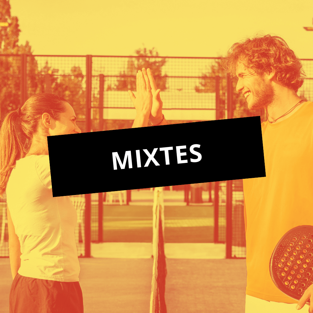 Un match de padel mixte avec joueurs et joueuses réunis sur le court à Nîmes