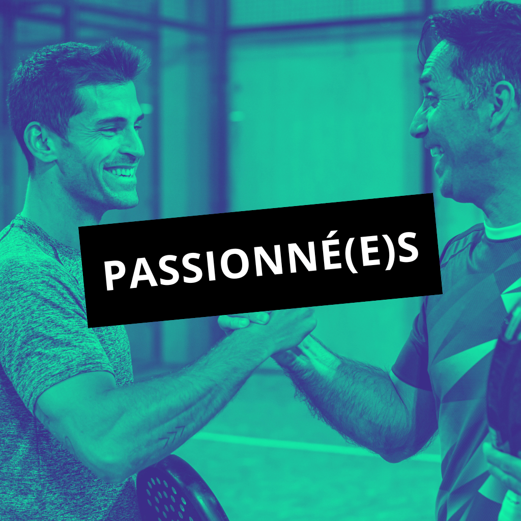 Un match de padel en double masculin, deux équipes s’affrontent sur le court à Nîmes